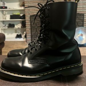 DR MARTENS BLACK 1490